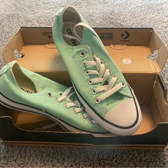 Women’s low top Converse - Picture 2 of 3